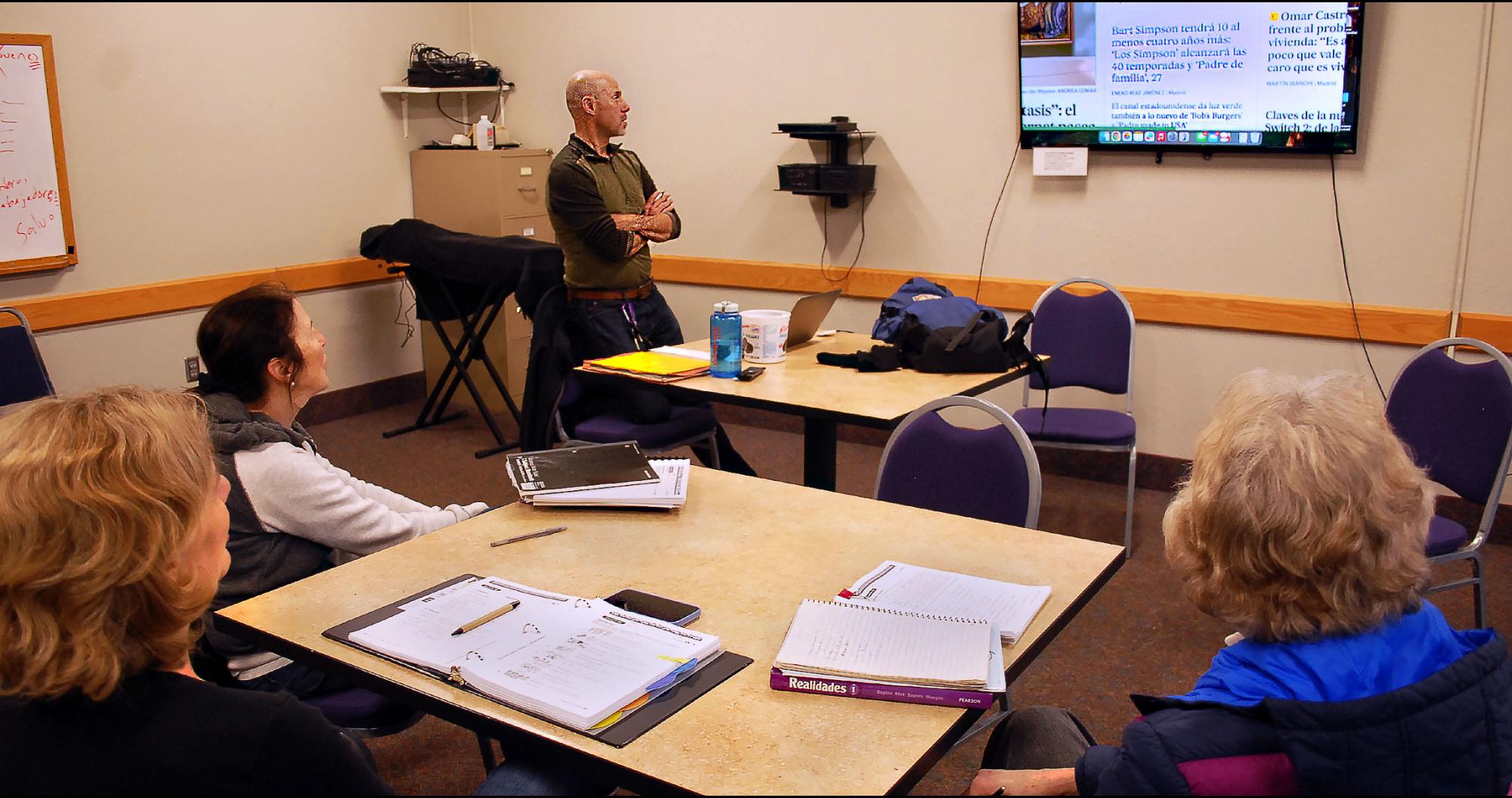 Spanish class looks at Internet news